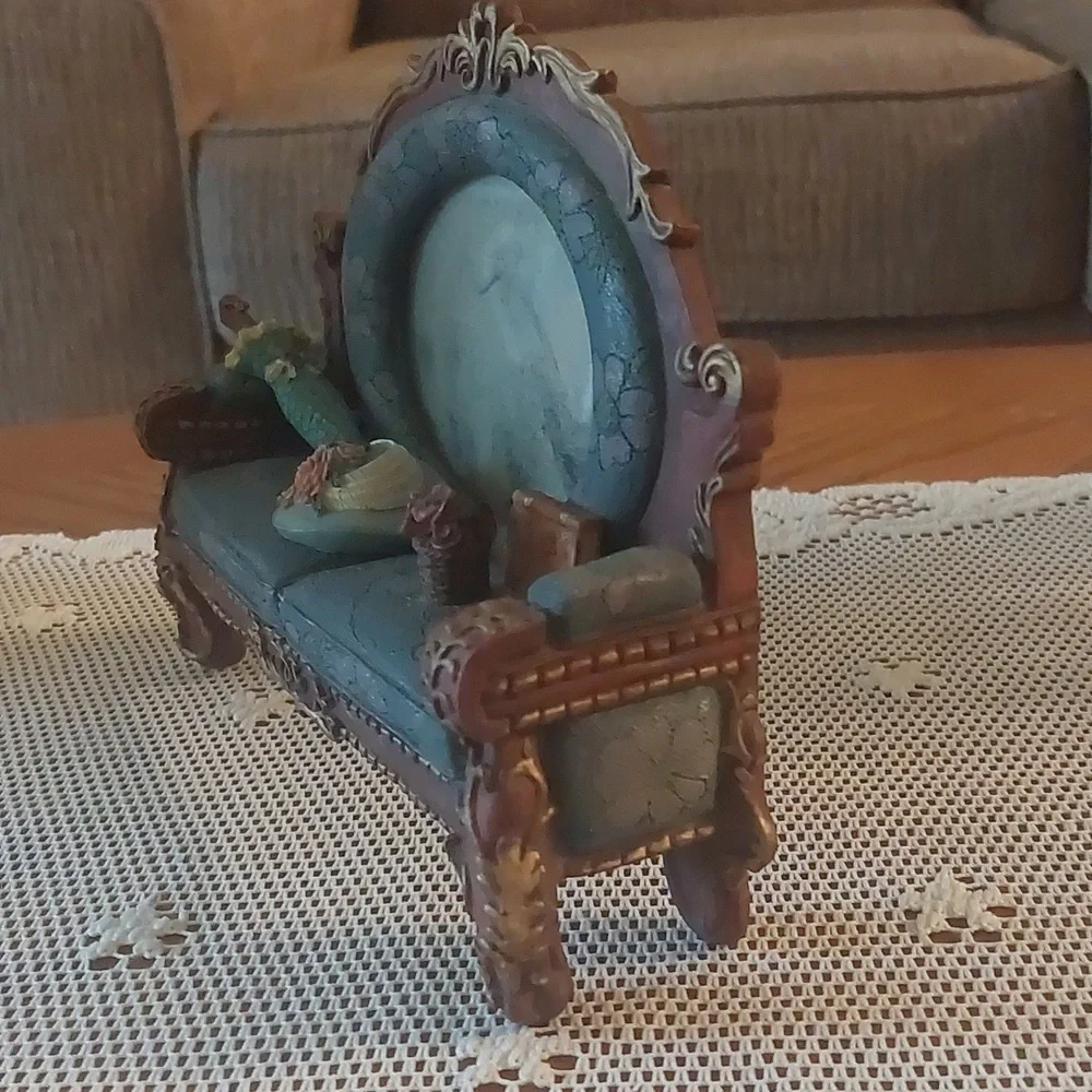 Victorian Style Loveseat Sofa Unique Picture Frame Holder
